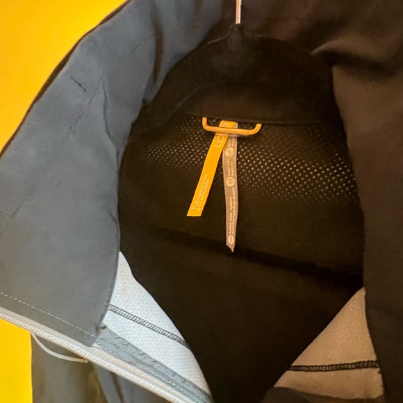 Lolë Lightweight Jacket - Picture 3 of 3